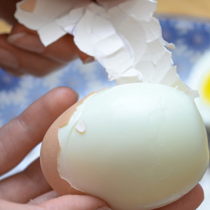 Obieranie jajek ze skorupki