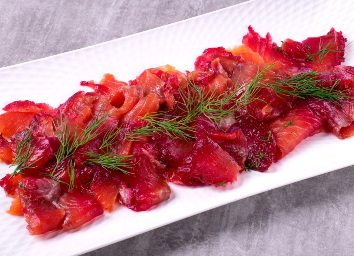 gravlax z łososia w burakach