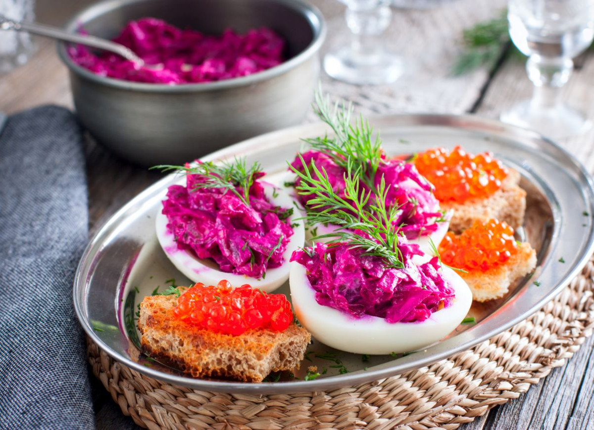 jajka faszerowane sałatką śledziową z burakiem