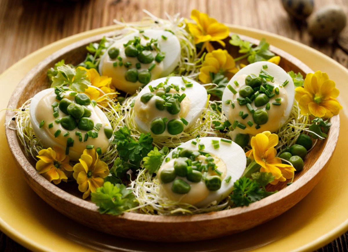 jajka w majonezie z groszkiem