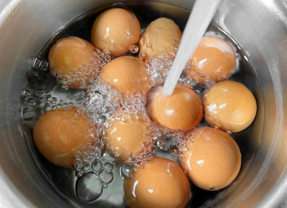 jak gotować jajka, żeby nie popękały