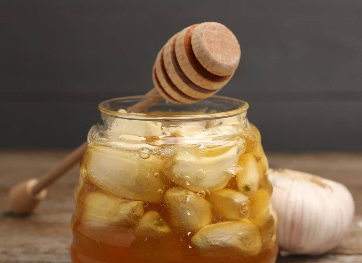 miód kiszony z czosnkiem