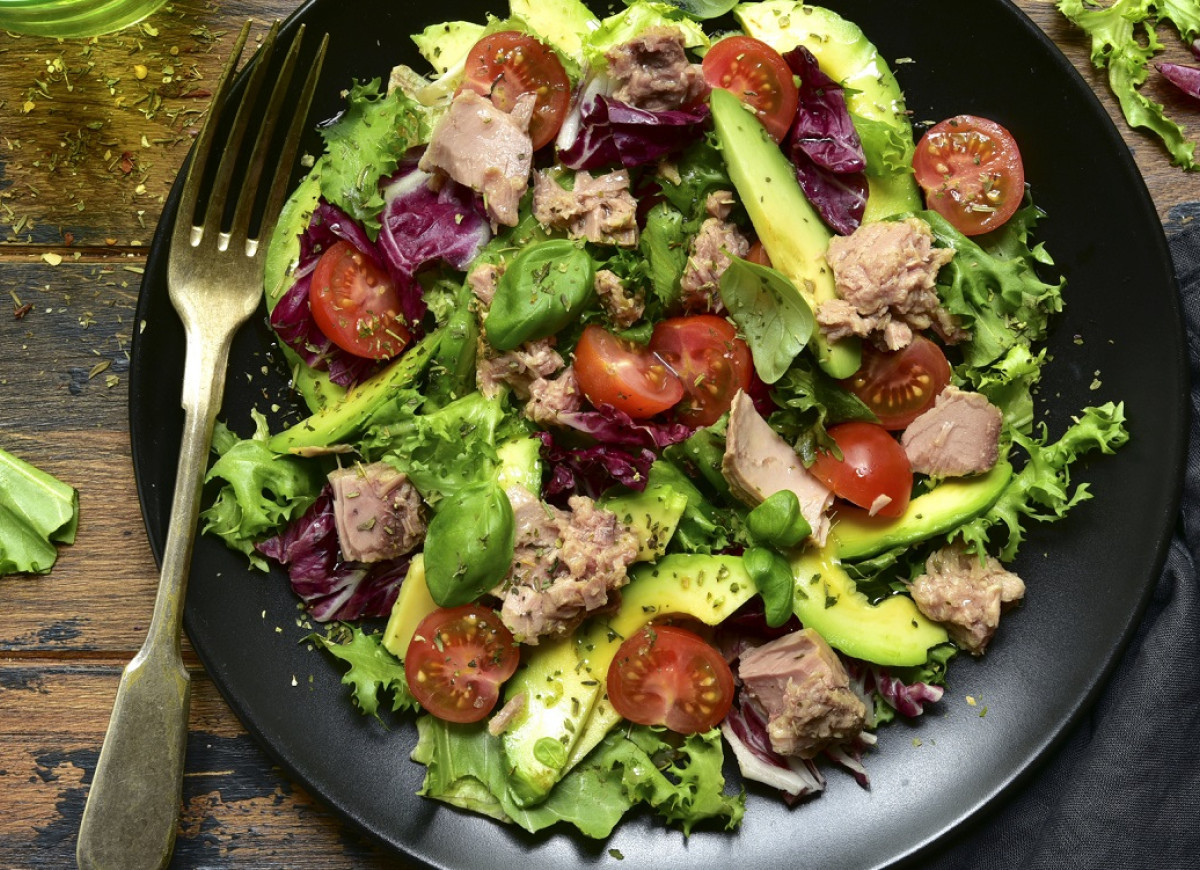 sałatka z awokado i tuńczykiem