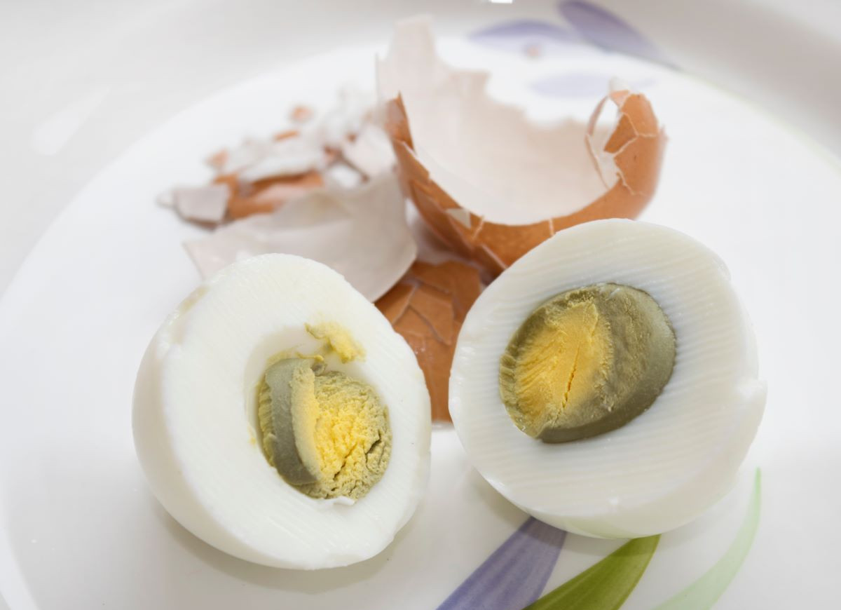 sina obwódka w jajku