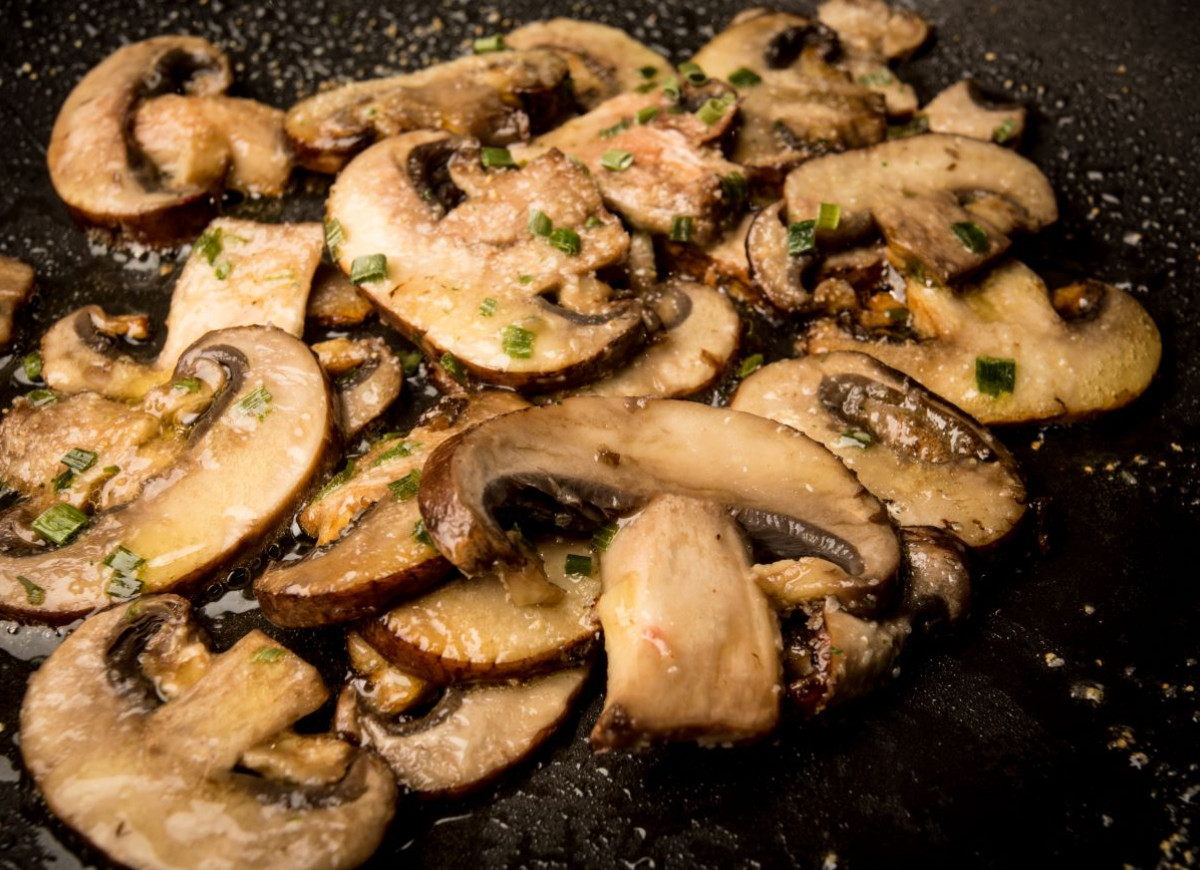 smażenie pieczarek na wodzie