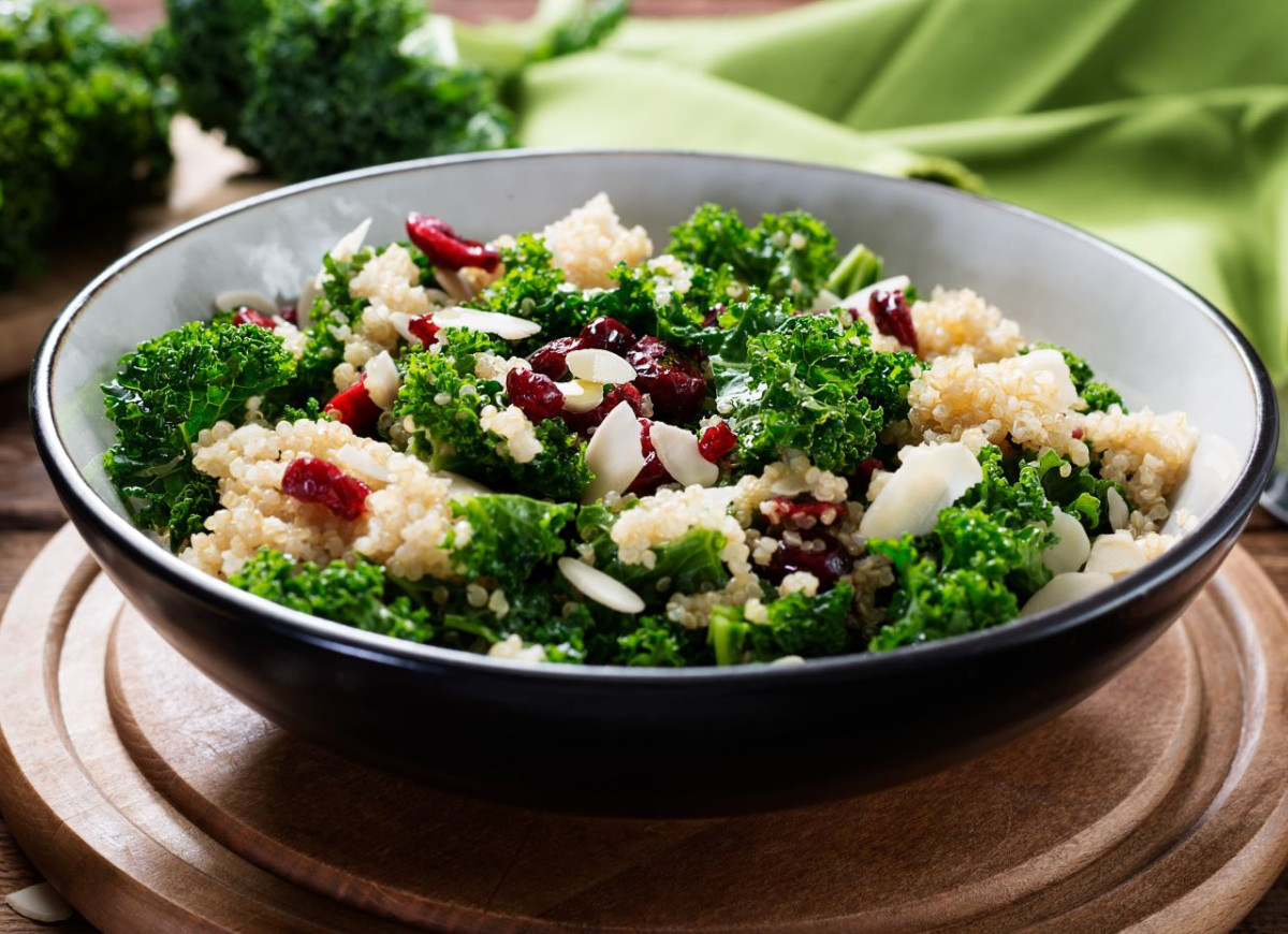 sałatka z jarmużem i komosą ryżową