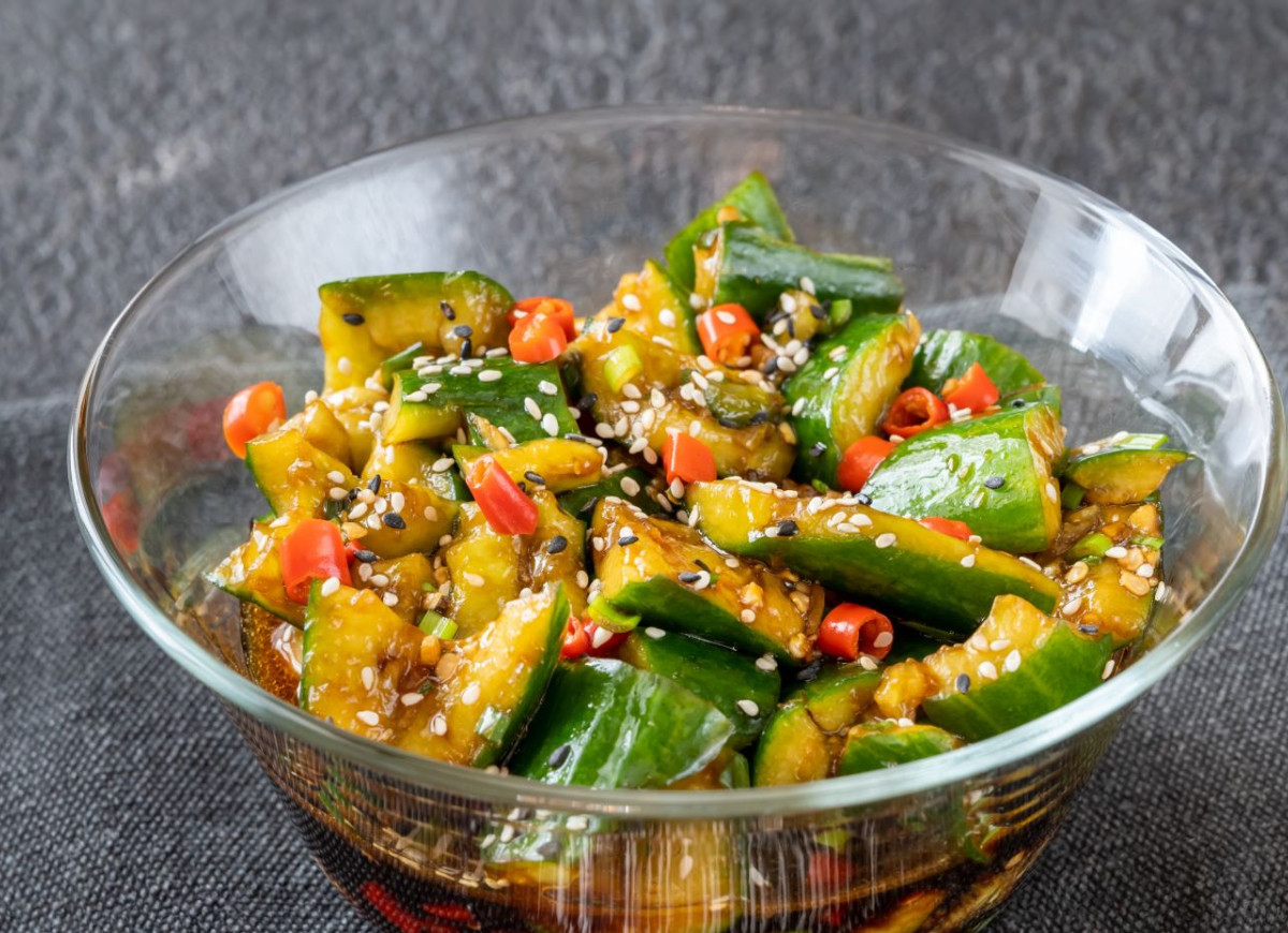 sałatka z ogórków na ostro