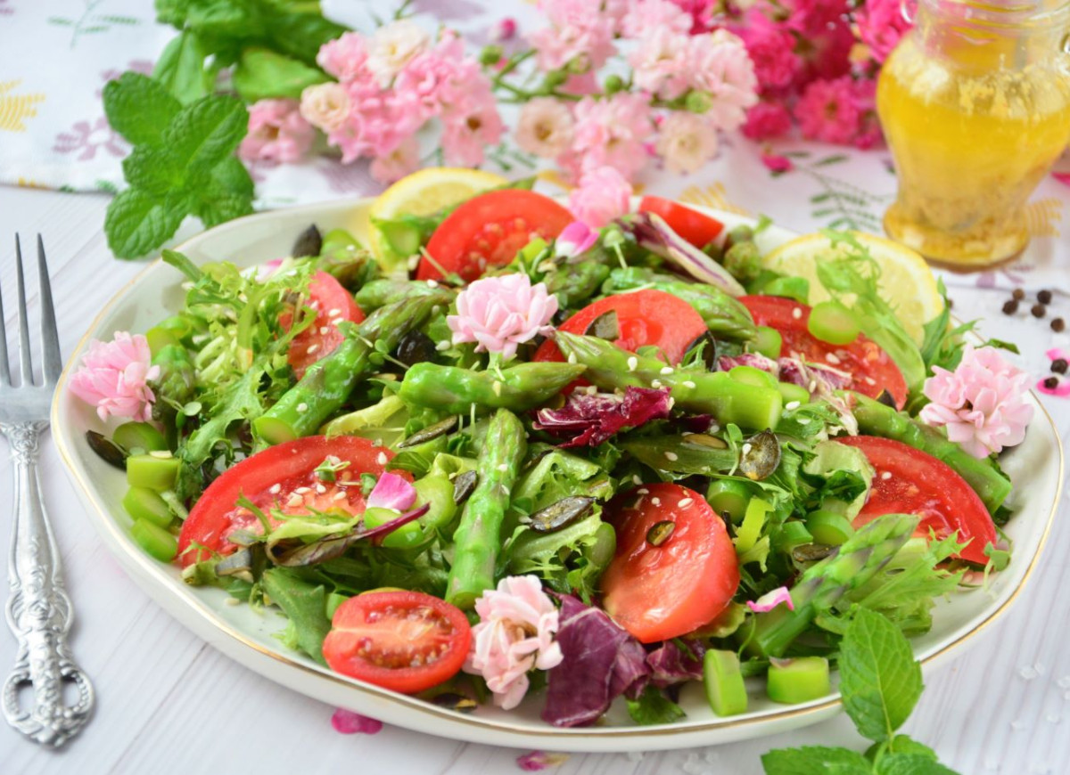sałatka ze szparagami i pomidorami