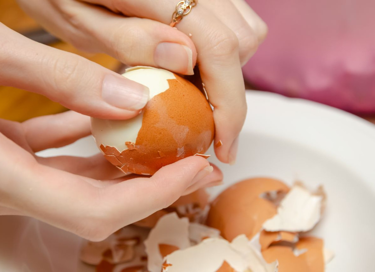 dlaczego jajka źle się obierają