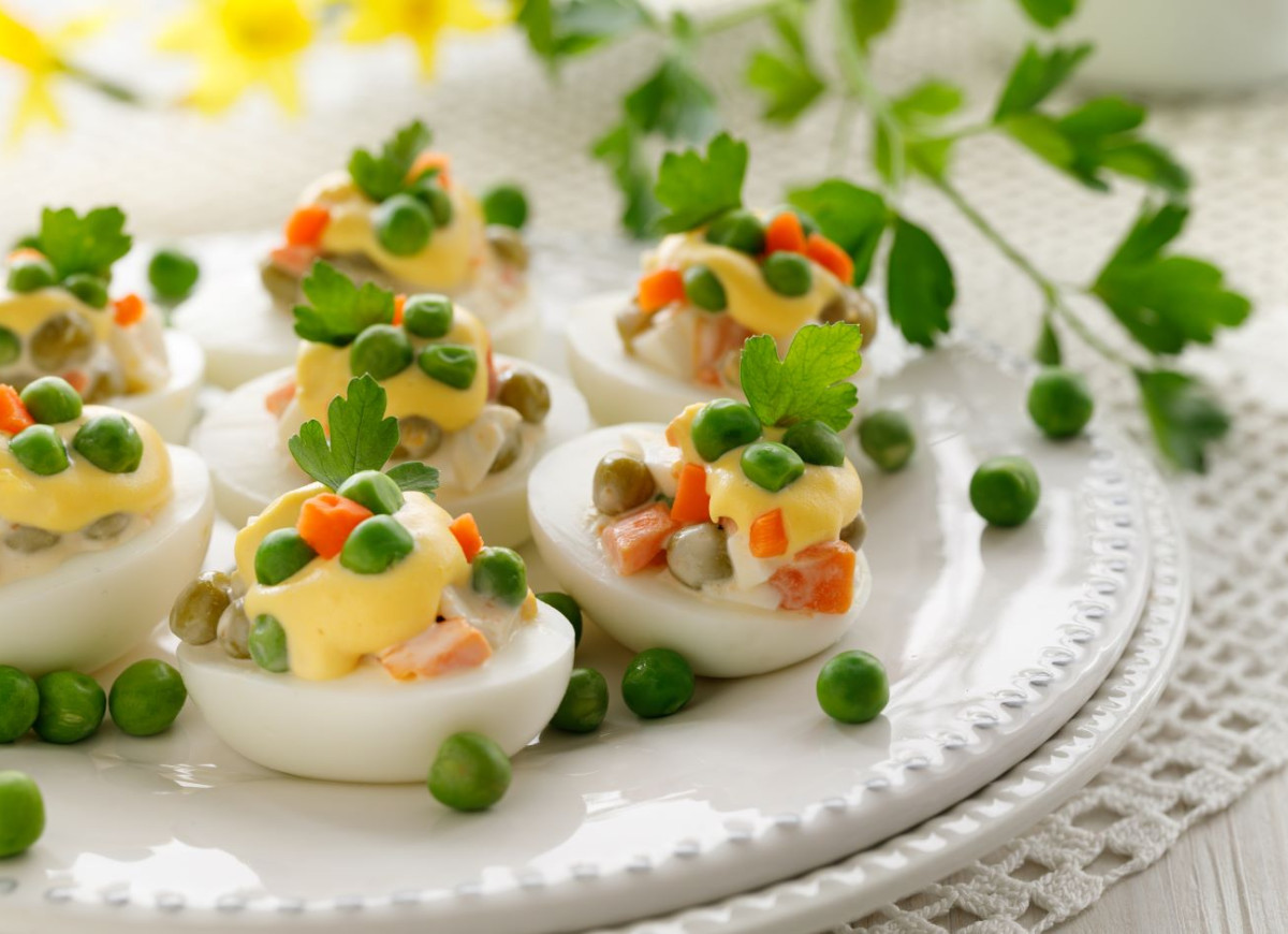 jajka faszerowane sałatką jarzynową