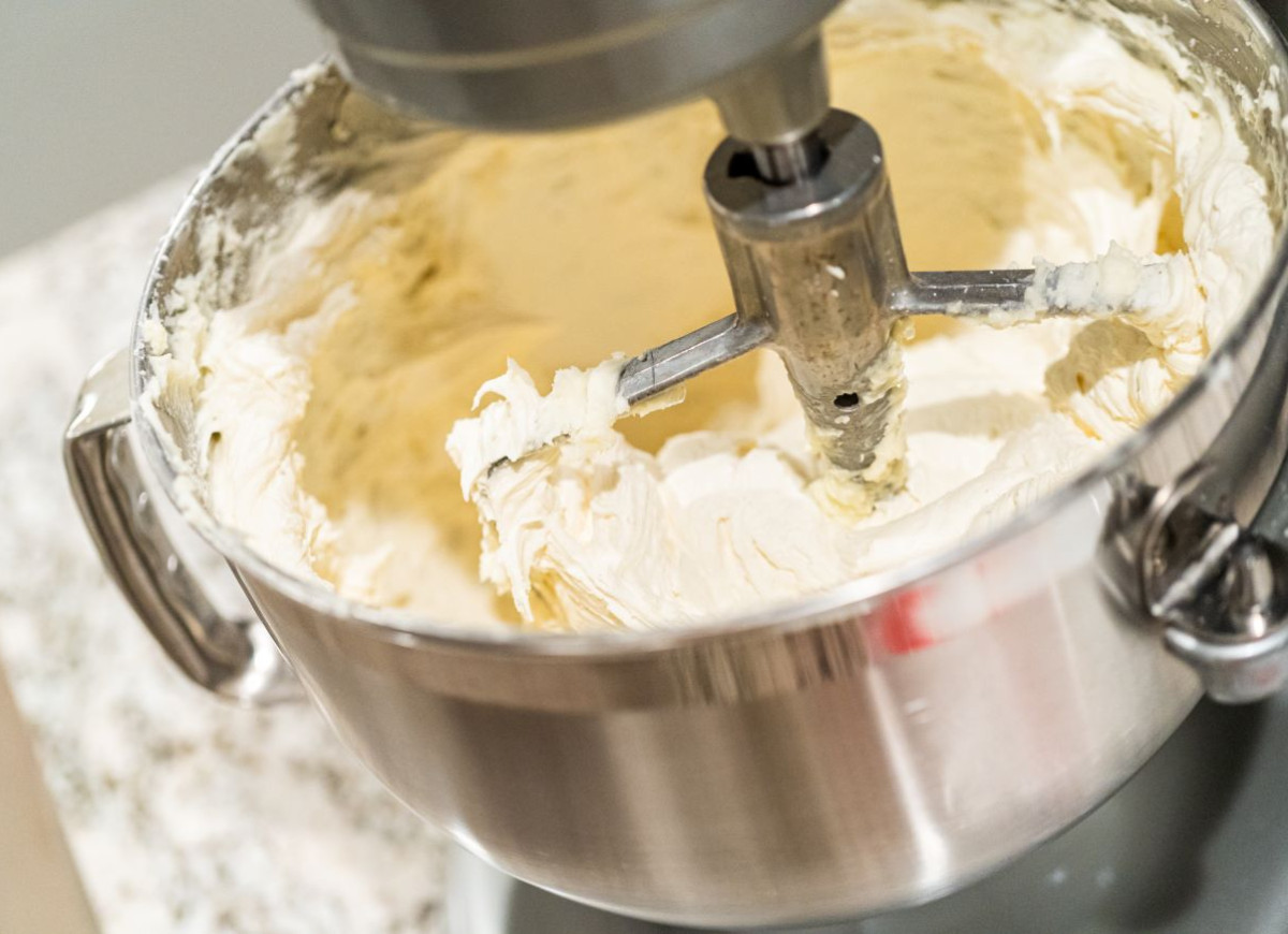 krem maślany z syropem cukrowym