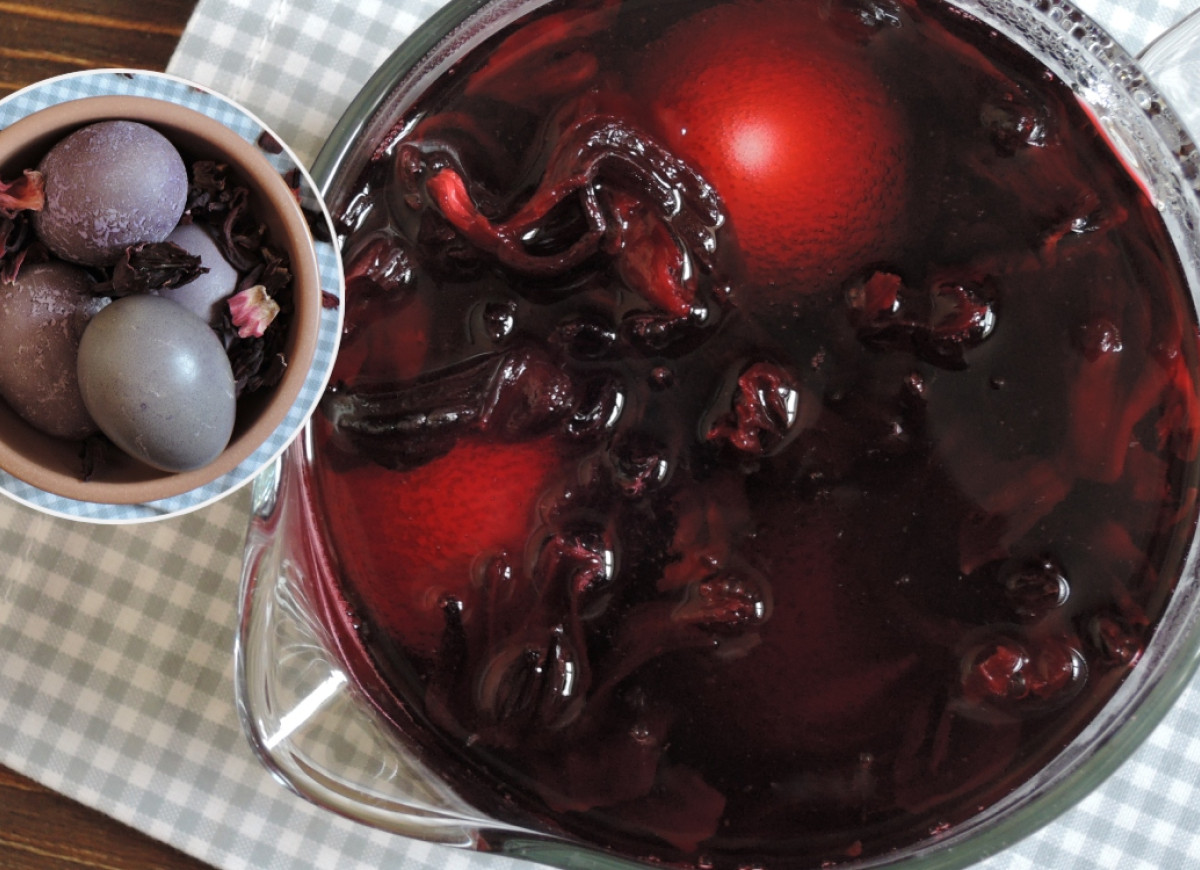 malowanie jajek w herbacie