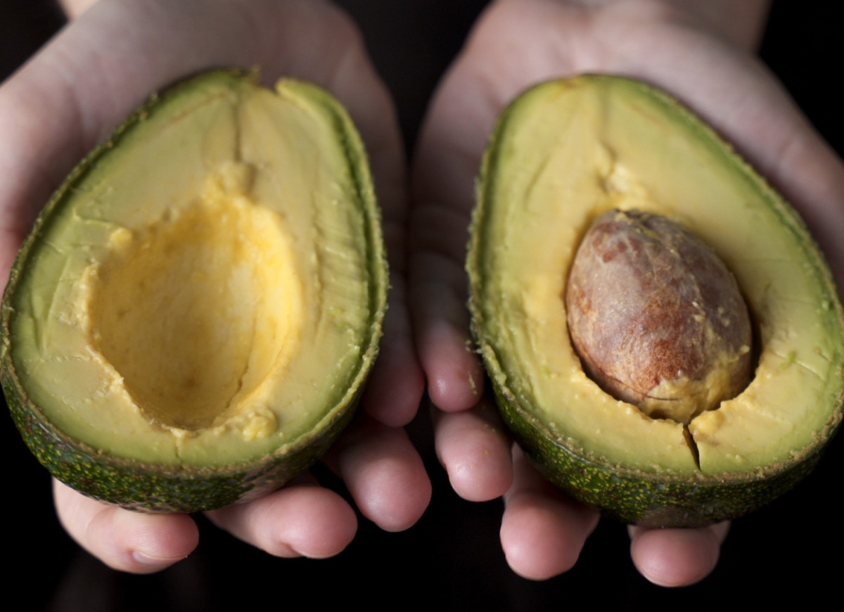 obieranie awokado rękami