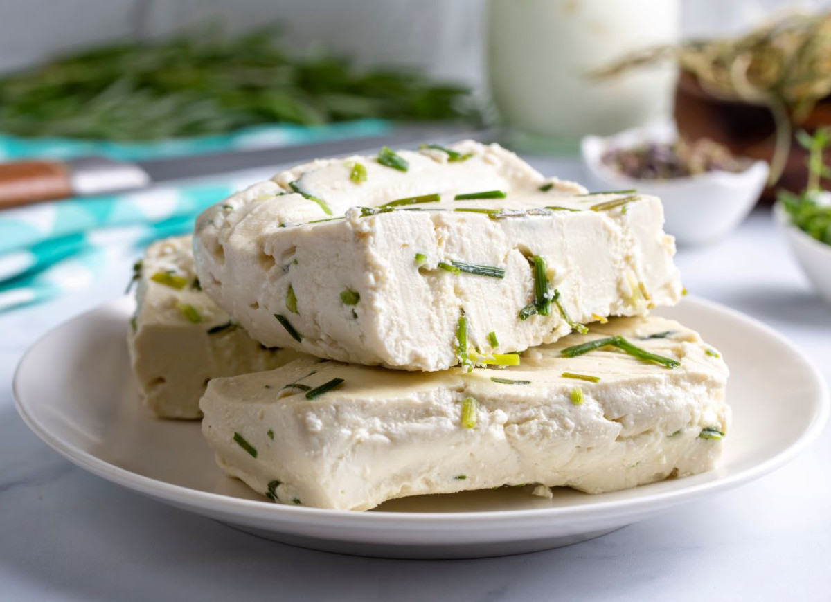 serek z czosnkiem niedźwiedzim