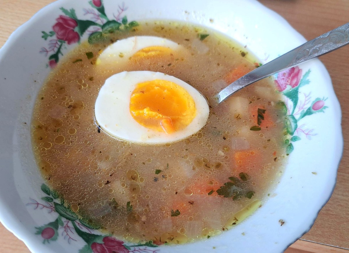 żurek na zakwasie, grzybach i białej kiełbasie