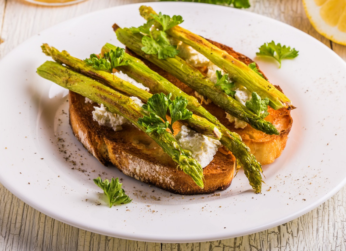 bruschetta ze szparagami