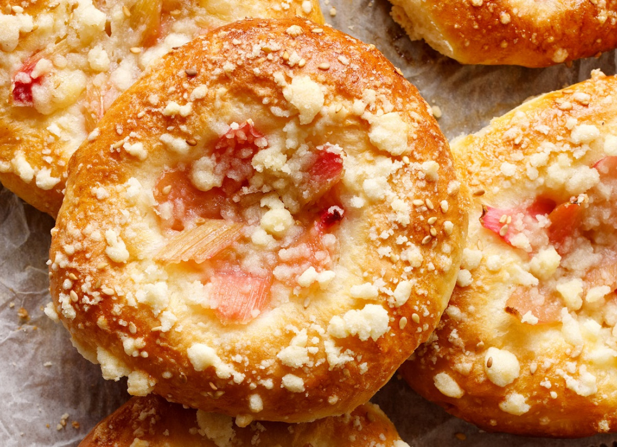 drożdżówki z rabarbarem