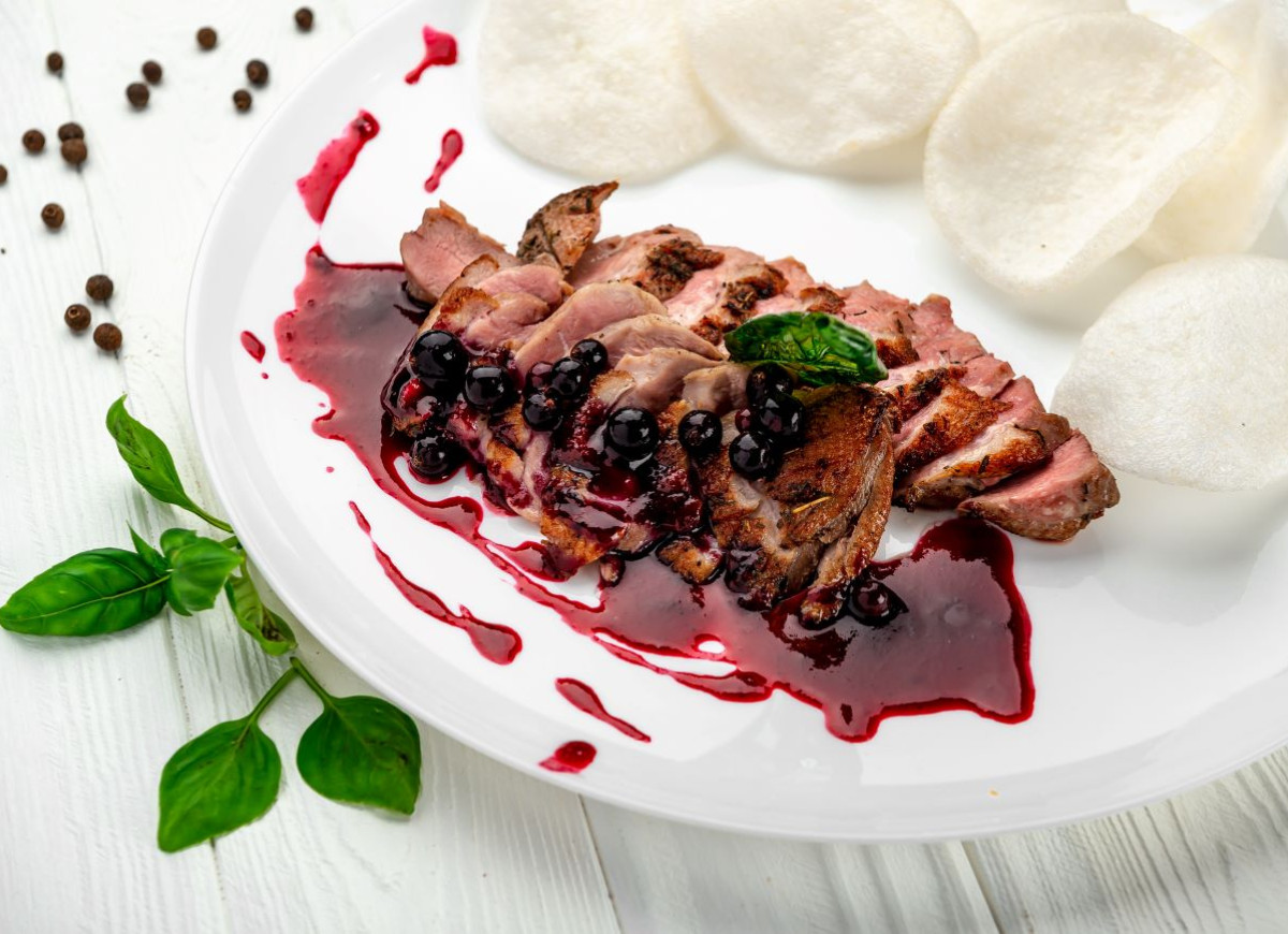 karkówka z czarnymi porzeczkami