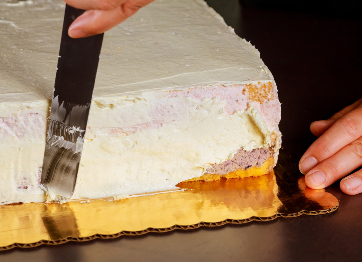 przekładanie tortu kremem