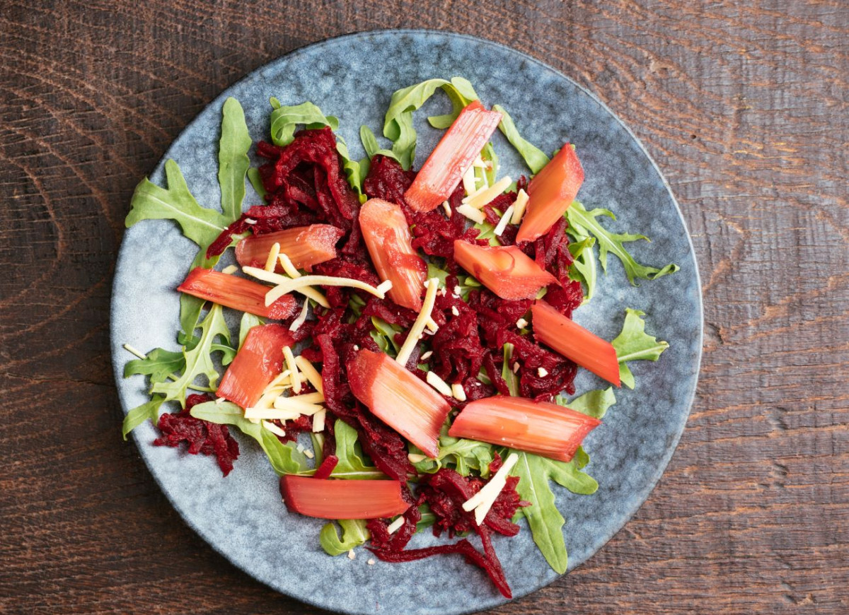sałatka z rabarbarem i burakiem