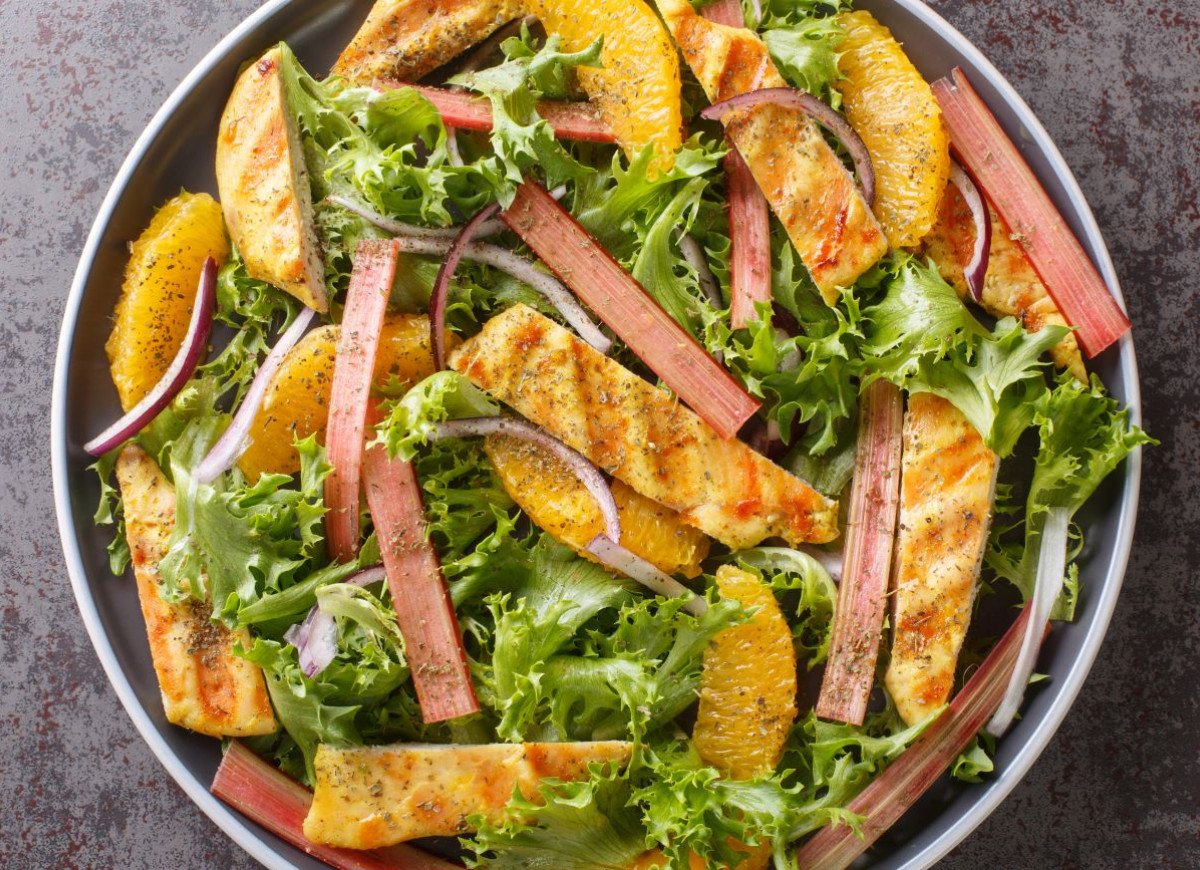 sałatka z rabarbarem i grillowanym kurczakiem