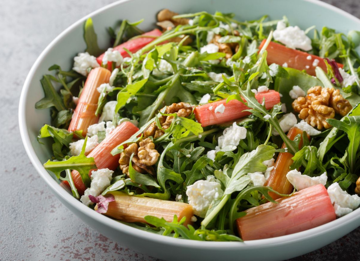 sałatka z rabarbarem i kozim serem