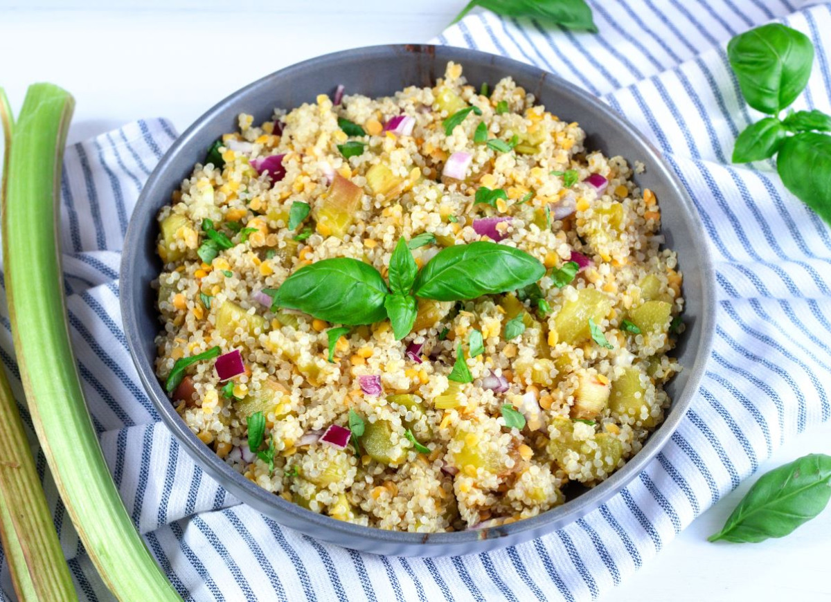 sałatka z rabarbaru i komosy