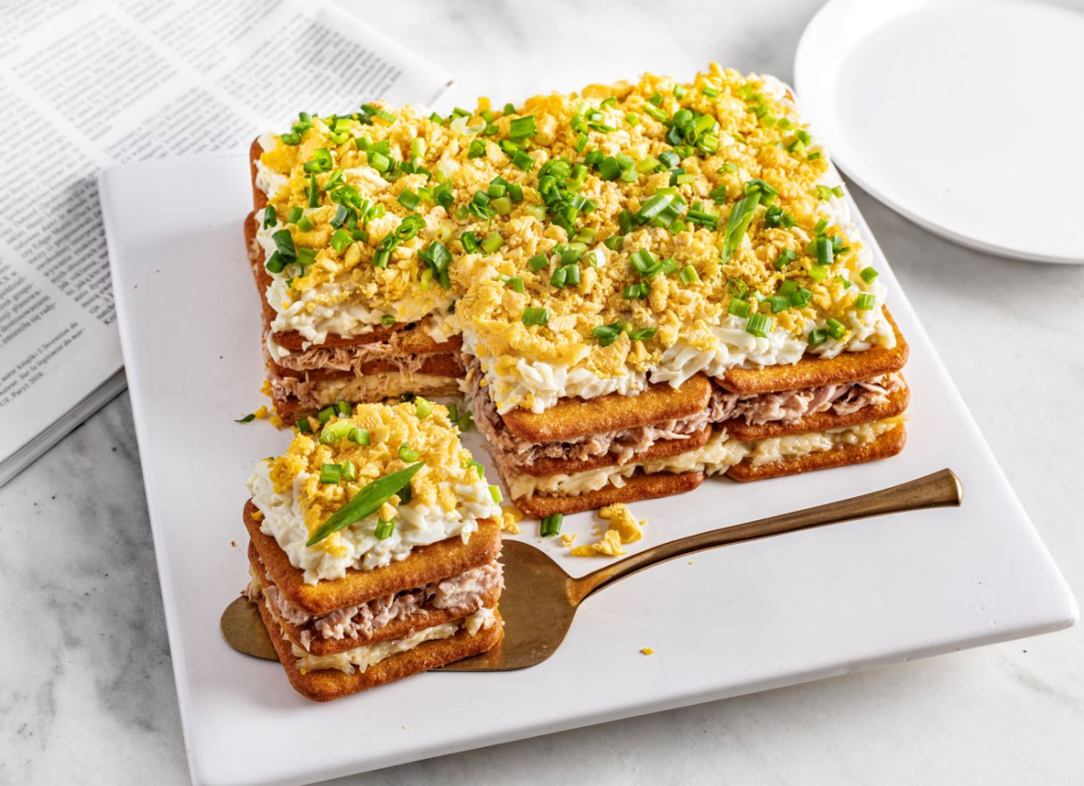 sałatka z tuńczykiem na krakersach