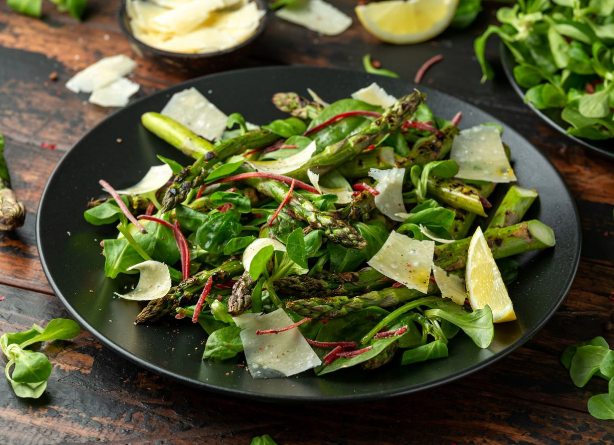 zielona sałatka ze szparagami