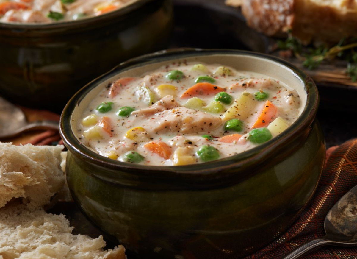 zupa z kurczakiem, marchewką i groszkiem