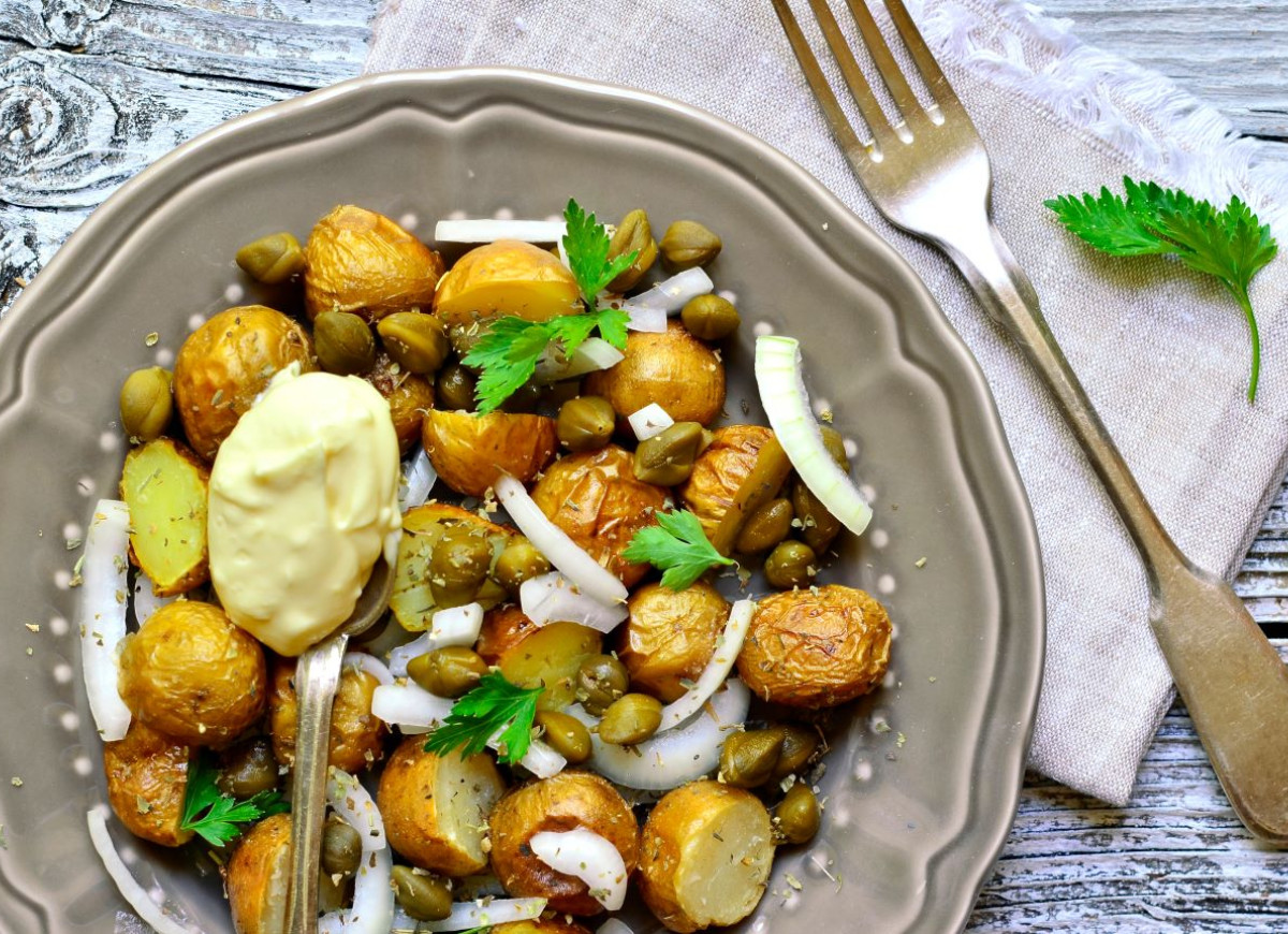 młode ziemniaki z kaparami i cebulą