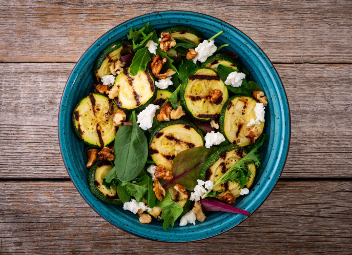 sałatka z grillowaną cukinią