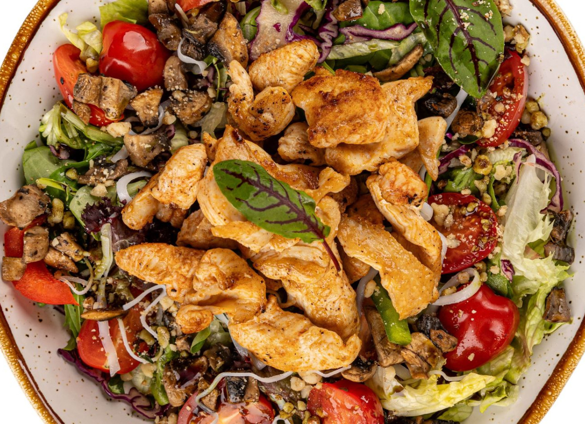 sałatka z grillowanym kurczakiem