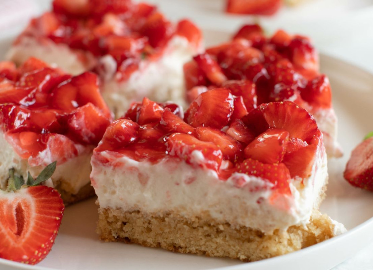 ciasto z truskawkami i ze śmietanowym kremem
