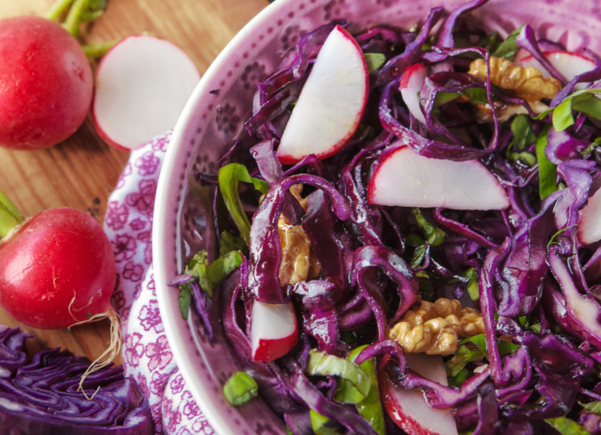 czerwona surówka na grilla