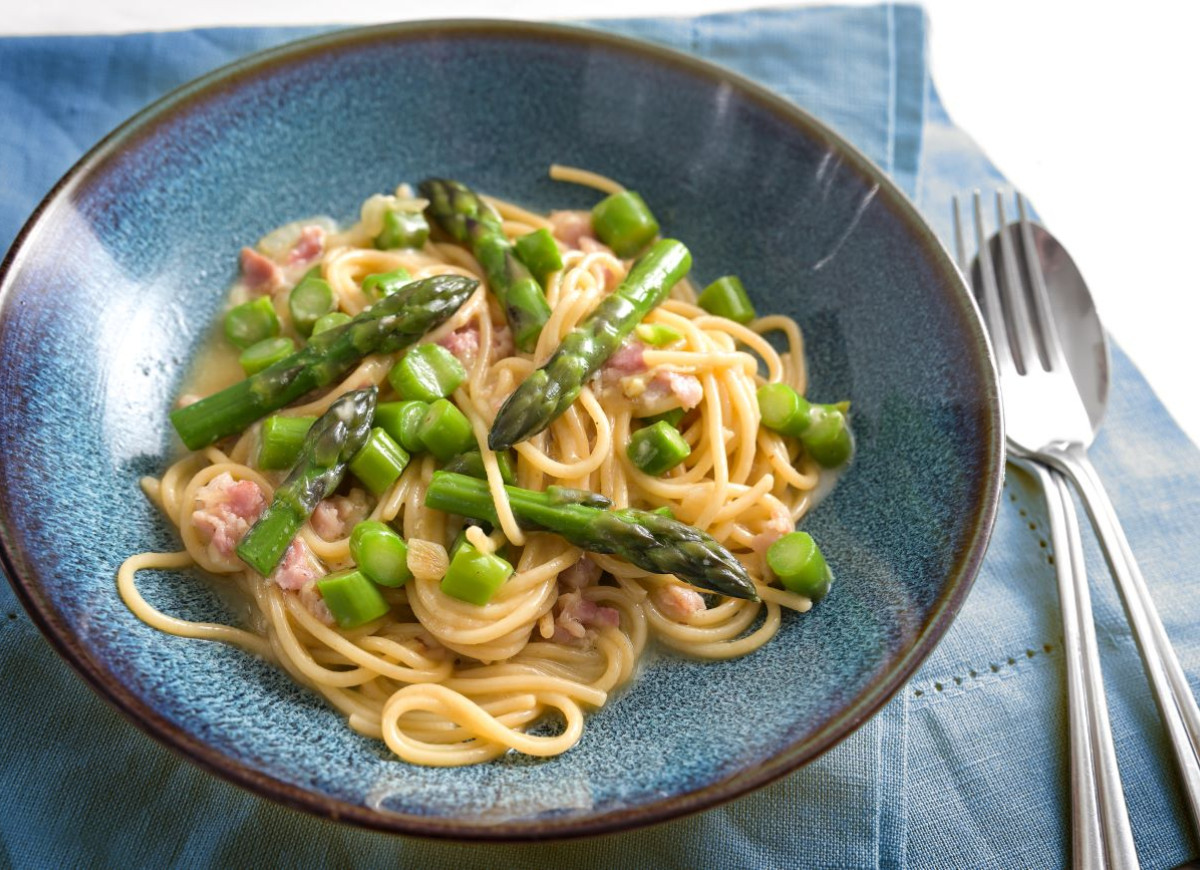 makaron ze szparagami i boczkiem