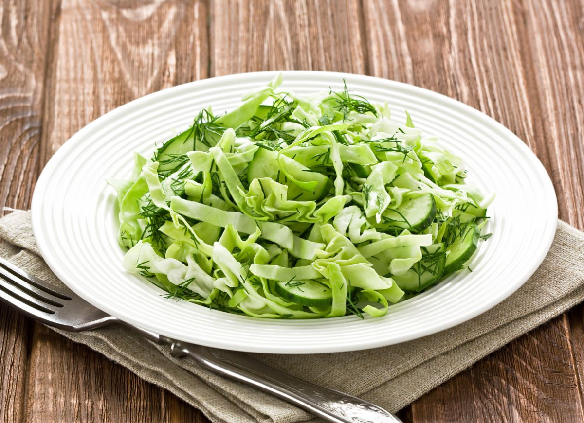 młoda kapusta ze świeżym ogórkiem, surówka bogini