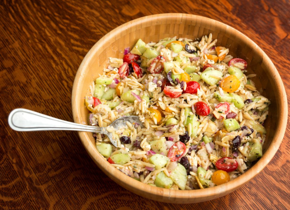 sałatka z makaronem orzo