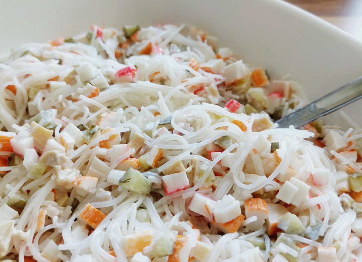 Sałatka z makaronem ryżowym i paluszkami krabowymi