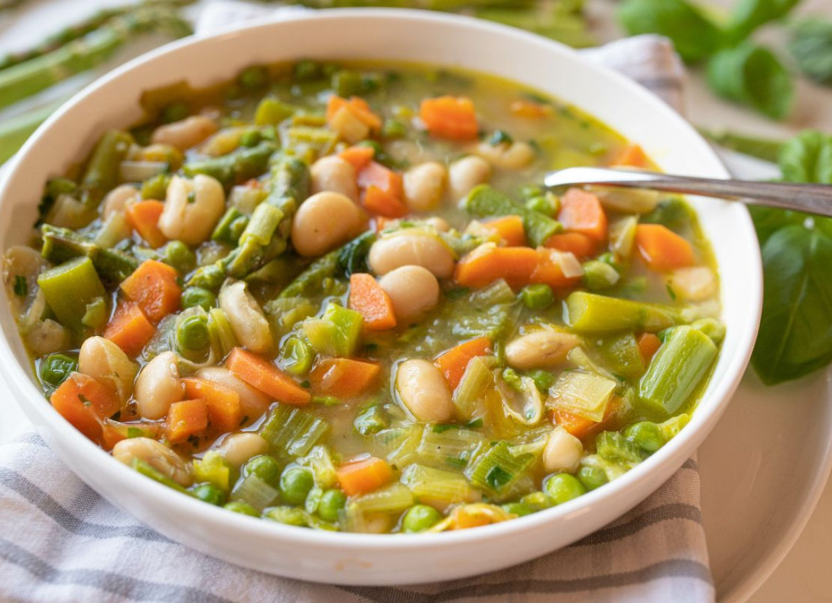 wiosenna zupa ze szparagami
