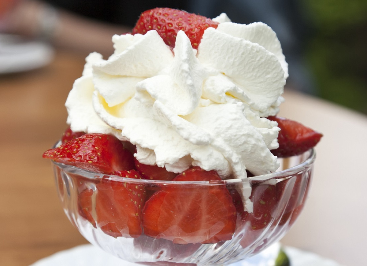 bita śmietana z truskawkami