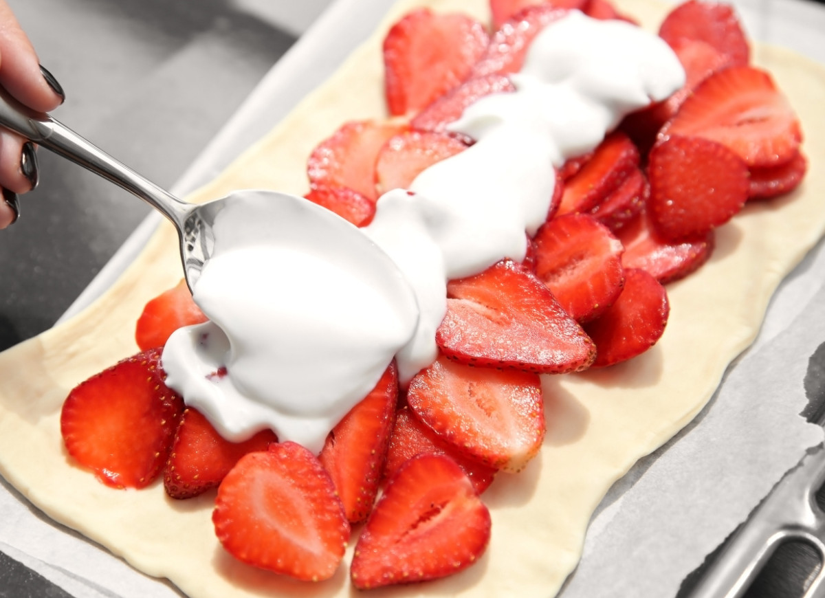 Ciasto francuskie z truskawkami i pianką