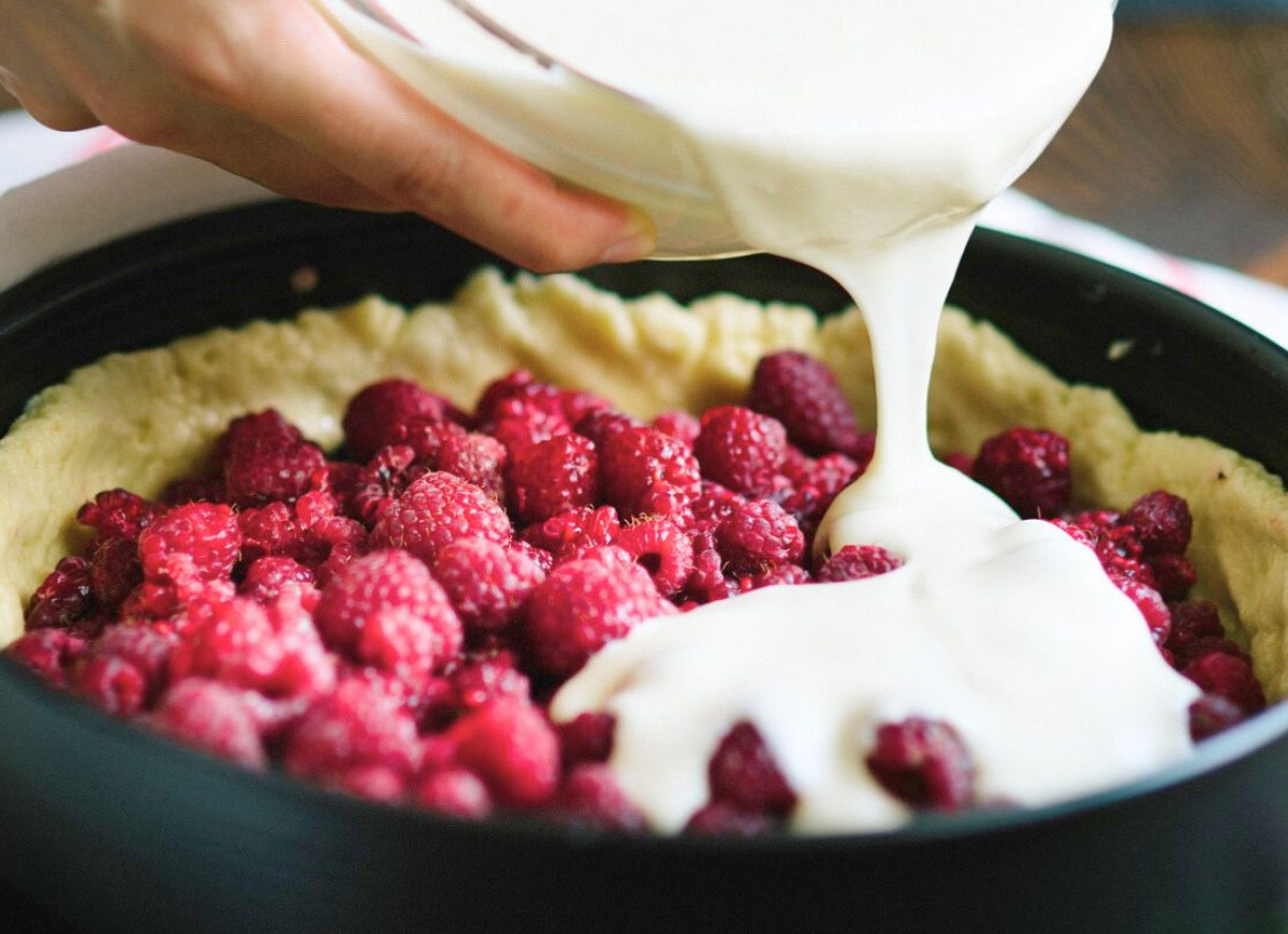 ciasto z malinami zalewane