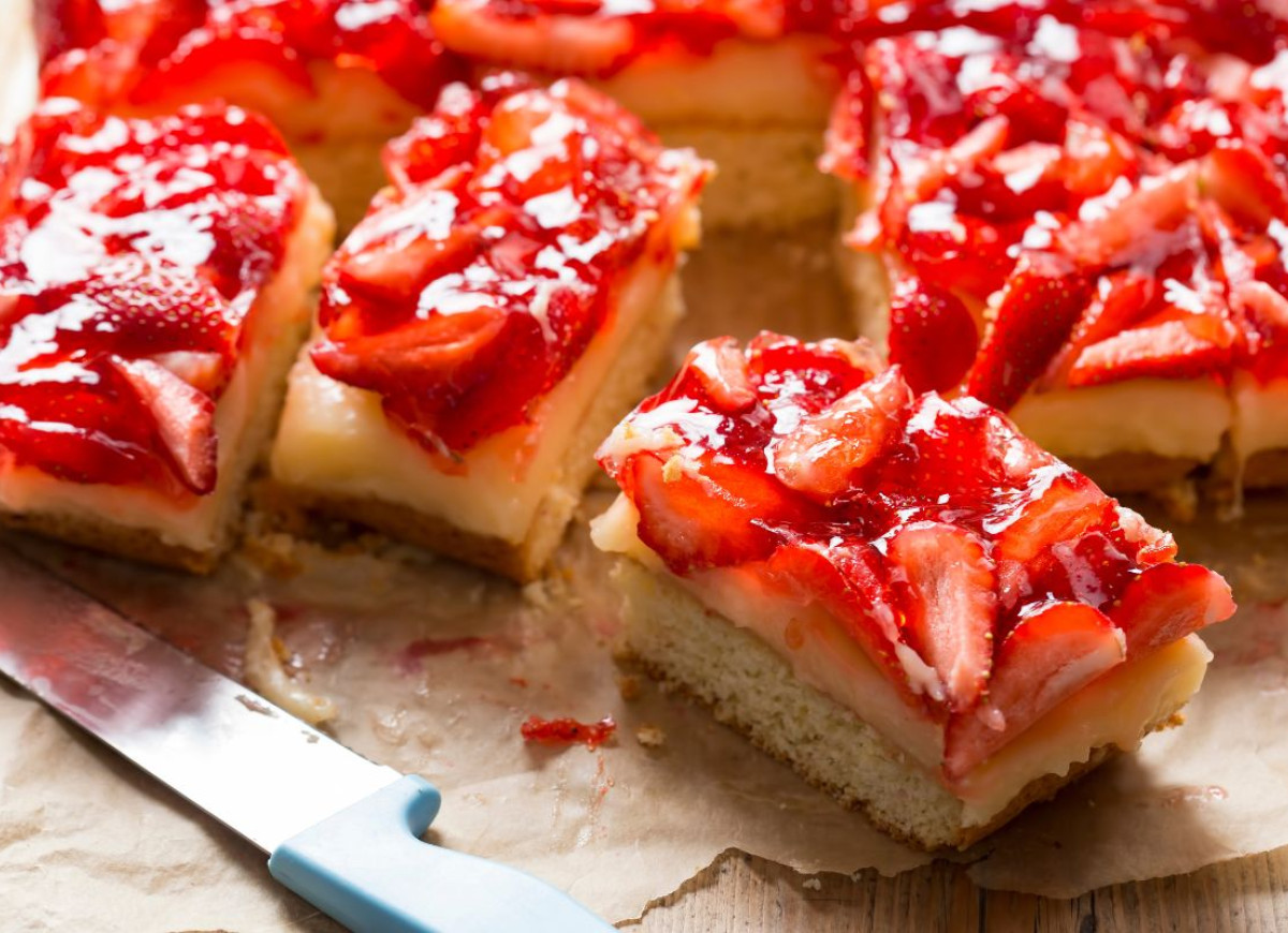 ciasto z truskawkami, budyniem i galaretką