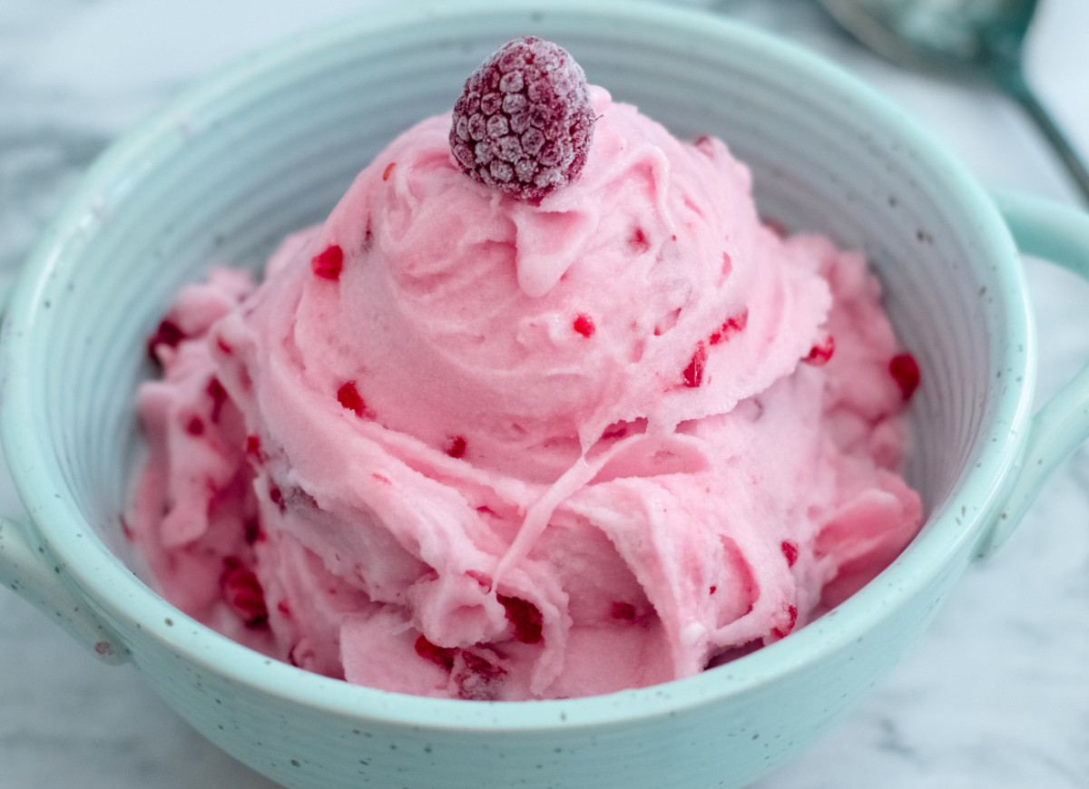 Domowe lody malinowe z 2 składników