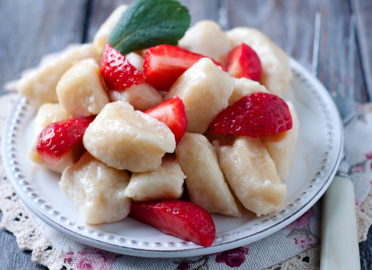 kopytka z truskawkami