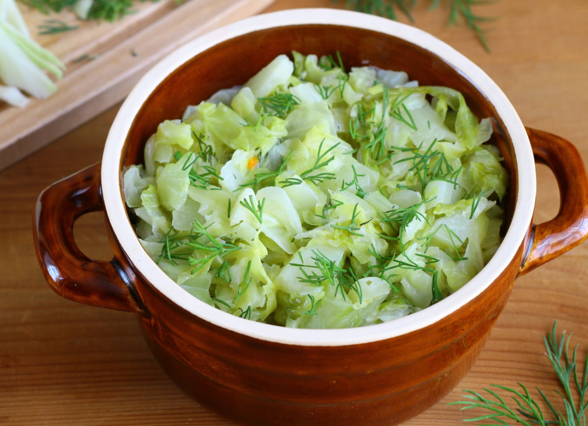 Młoda kapusta z sokiem z cytryny