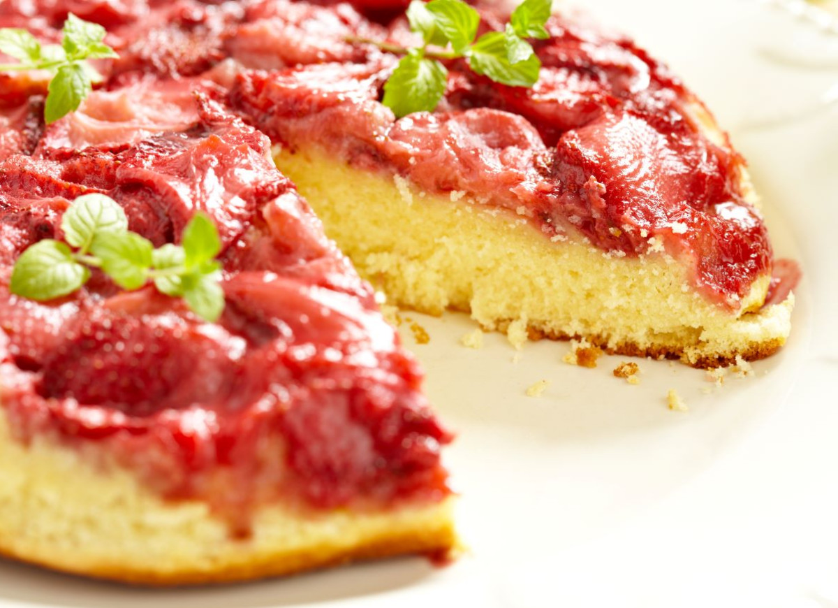 odwrócone ciasto z truskawkami