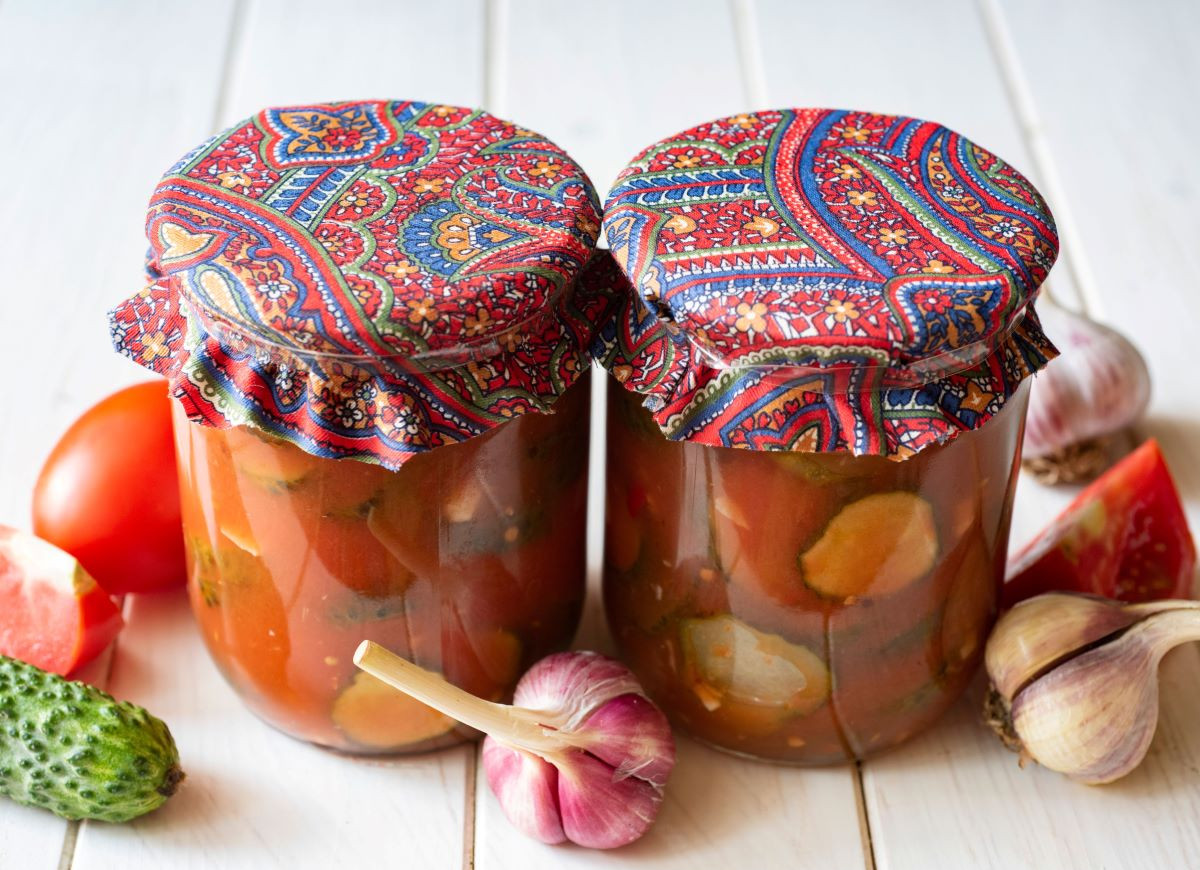 ogórki w pomidorach