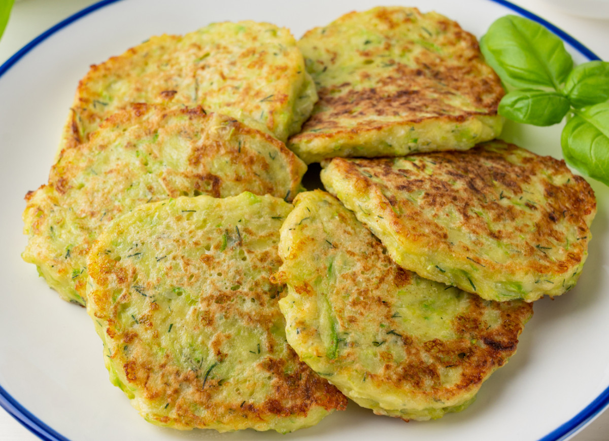 Placki z cukinii z sosem